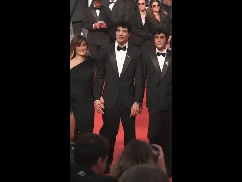 Cannes: Los Javis estrenan 'La bola negra', con Penelope Cruz y Guitarricadelafuente #shorts thumbnail
