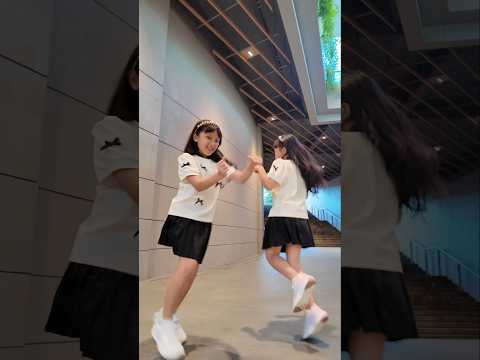 Kicau Mania Dance Trend #jogetseru #trends #shorts #twins #kembar thumbnail