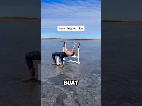 Ide Gila! Cowok Ini Workout Pake Barbel dari Bongkahan Es 🥶💪 thumbnail