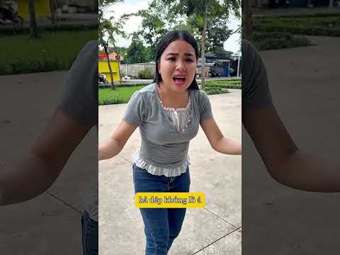 Mẹ tặng cho cậu bé chiếc dép siêu to khủng lồ 😭 thumbnail