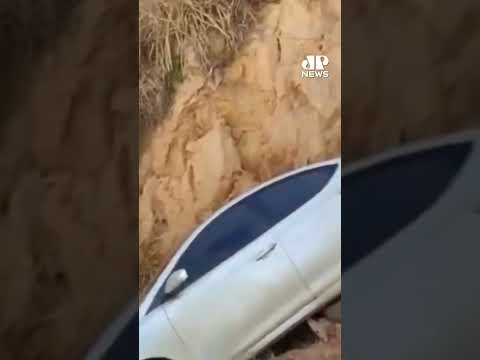Carro cai em cratera na beira de rodovia em Minas Gerais #Shorts thumbnail