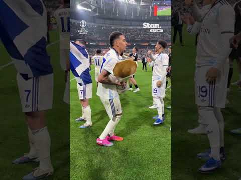 Morgan Rogers ??????? ??????? with the Europa League trophy ? #EuropaLeague #AstonVilla thumbnail