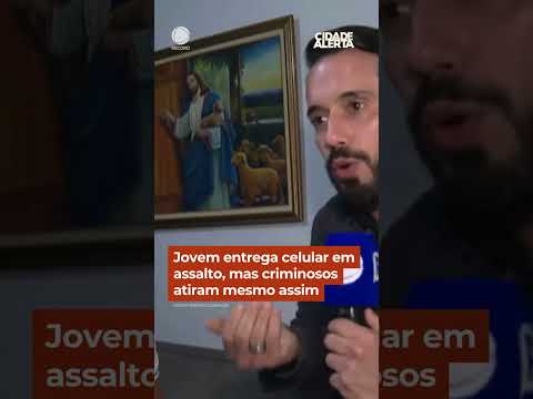 Jovem entrega celular em assalto, mas criminosos atiram mesmo assim #Shorts #CidadeAlerta thumbnail