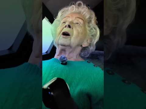 KOBIETA 87 LAT i PROWADZI SAMOLOT - Szok ! thumbnail