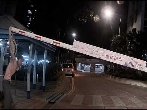 車CAM直擊 - 唔得...實在太好笑?? 有行人路唔行就去攝車閘...最後... thumbnail