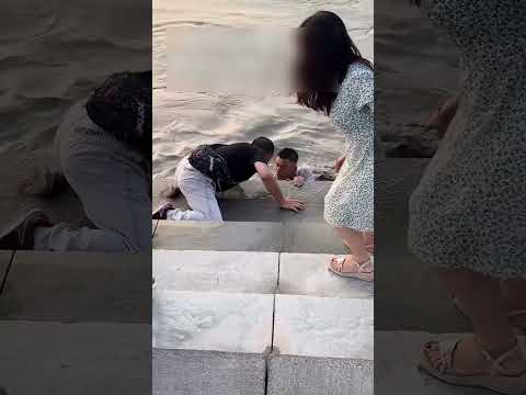 물에 빠진 아이 발견하자마자 그대로 뛰어든 남자 thumbnail