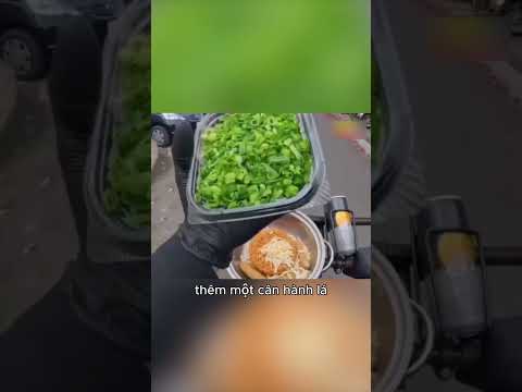 anh chàng này đã nấu mỳ tôm ngay trên xe đạp của mình thumbnail