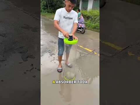 Limpió el agua de la carretera con una aspiradora thumbnail