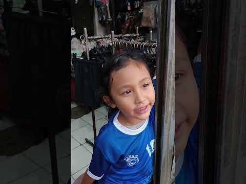 Siapa Yg Udh Punya Syal Persib? Papa Kaget Dedek Mw Ikut Beli Syal Ky Ara Utk Pawai Persib Juara🤷‍♂️ thumbnail