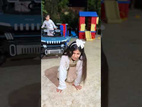 الفتاة تسقط على الأرض وصدمة 😱 عمو الشرطي ساعدها !! thumbnail