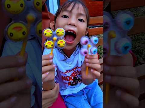 Kaka Ais Nenek Umi Punya Jajanan Es Kiko, Permen Mata, Permen Bebek, Permen Kipas Diambil Mama Kevin thumbnail