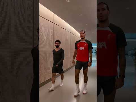 ليه لعيبة بتنزل الملعب حافية قبل المباراة 🤔⚽️#shorts #odey_amin #العبها_صح thumbnail
