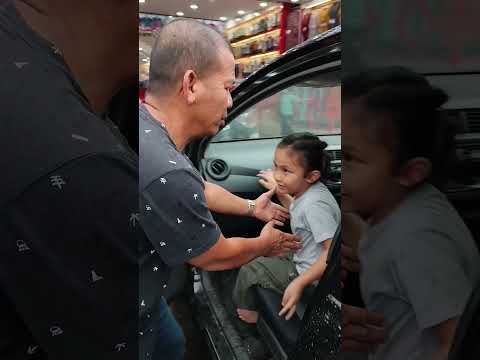 Mama Ara Kaget Dedek Turun Dr Mobil Digendong Papa Takut Basah Kn Air Hujan Lupa Bw Sendal. Dingin 🌧 thumbnail