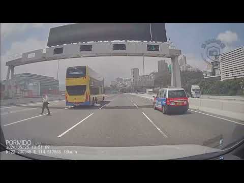 車CAM直擊 - (另一角度) 青葵公路九巴撞工程車 事發一刻 thumbnail