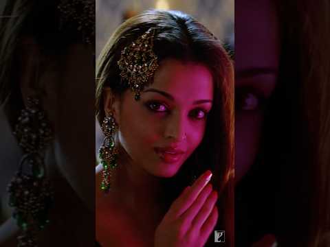 #AishwaryaRai serving iconic moves in #KajraRe 😍 | #BuntyAurBabli #DanceSong | #PartySong thumbnail