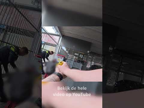 Politie | Verdachte situatie | Man met een tas vol messen thumbnail