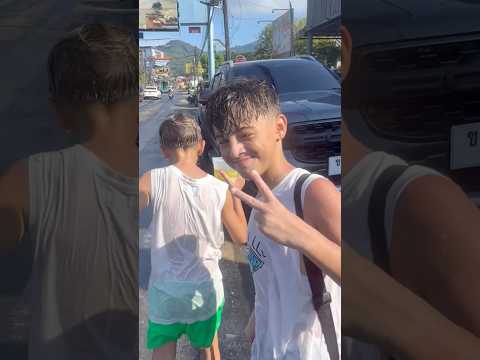 Hoe dik is dit? 😆 Grootste water feest ter wereld in Thailand #songkran #thailand thumbnail