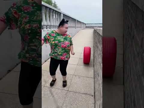 chạy đua cùng chị béo ?? #funny #automobile thumbnail