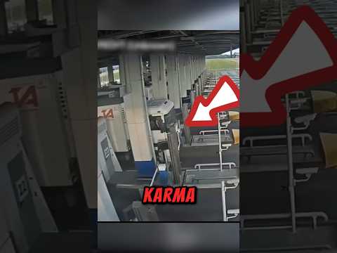 BRUTAL Karma instantáneo para un camionero que quiso saltarse un peaje thumbnail