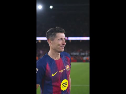 Toda la plantilla del FC Barcelona levantando a Lewandowski para celebrarlo. ? thumbnail