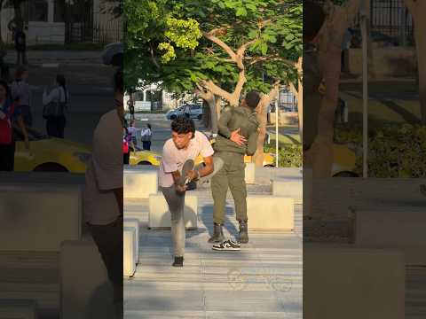 Zapatazo 👟 a policía 👮 , broma  viral #funny #viralvideo #prank thumbnail