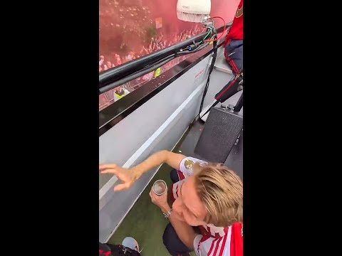 ODEGAARD 'causes a commotion' during the Premier League ARSENAL CELEBRATION with a police officer thumbnail