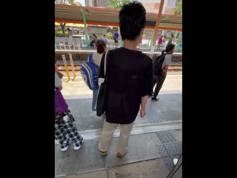 直擊 - 行呢位哥哥仔前面真係會得罪佢 小心俾佢kick你落路軌 thumbnail