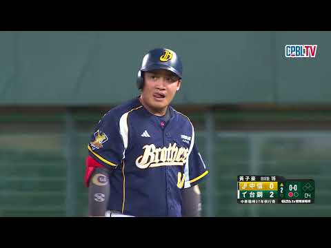 05/28 中信 VS 台鋼 二局上，王柏融在界外上演精采滑接，抓下出局數 thumbnail