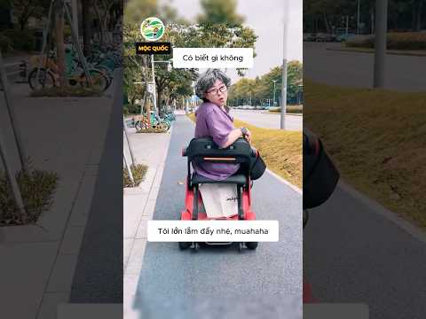 Bà già lái xe điện troll ông già hài không chịu được #shorts thumbnail