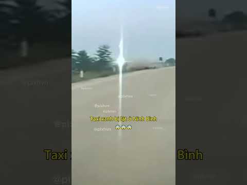Taxi xanh bị lật ở Ninh Bình 😨 #tainangiaothong #shorts thumbnail