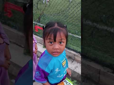 Siapa Yg Udh Pecahin Lampu Pinggir Lapang Sepak Bola? Mama Kaget Teman Ara Liat Pecahan D Selokan ?? thumbnail