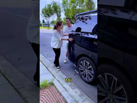 Cô ấy định làm hỏng lốp xe của bác tài xế 😡 thumbnail