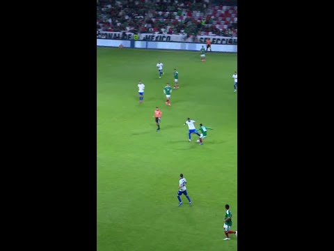 ¡México coquetea con el gol 2 veces! #shorts thumbnail