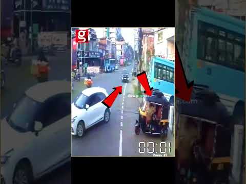 ஒரு நொடியில் என்ன நடந்துருக்கு பாருங்க !   BUS CROSS ஆன நொடியில் நடந்த பரபரப்பு#kerala #bus #Auto thumbnail