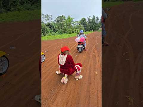 bawang putih tarik bawang merah pake sepedah dede bayi #trendingshorts thumbnail