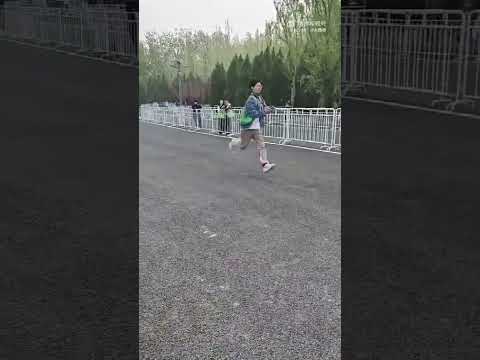 几年前的程序员们，可能从未想过他们会从脑力劳动变成体力活：手里拿着笔记本电脑奔跑，追逐机器人前行 #机器人 thumbnail