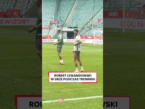 POLSKA - UKRAINA: LEWANDOWSKI W GRZE PODCZAS TRENINGU #shorts thumbnail