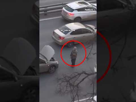 Cet homme âgé tombe en panne sur la route puis reçoit un soutien inattendu thumbnail