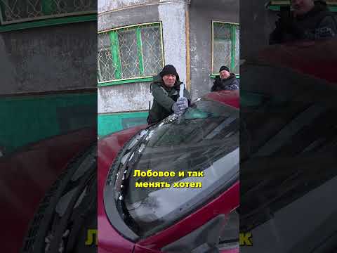 Неудачная парковка. Лобовое и крышу пробило сосулькой насквозь! thumbnail