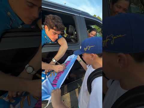 فرانكو يوقف سيارته لطفل انتظره على الطريق thumbnail