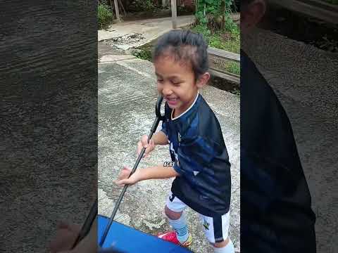 Mama Kaget Dedek Kejar Hmpir Pukul Ara Pk Payung Mw Pergi Ltihan Sepak Bola. Jgn Dimainin Utk Hujan☔ thumbnail