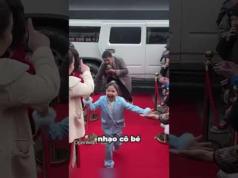 Ngôi sao nhí tự tin dù bị vấp ngã trên thảm đỏ?? thumbnail