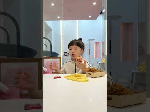 这会喝不了了吧 ... #宝爸带娃  #人类幼崽  #露兮粑粑  #小小露兮 #内容启发搜索 thumbnail
