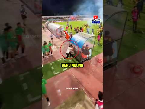 Situasi Mencekam!😱 Pemain Persib Sempat Tertahan di Ruang Ganti saat Fans PSM Ngamuk!😳 thumbnail