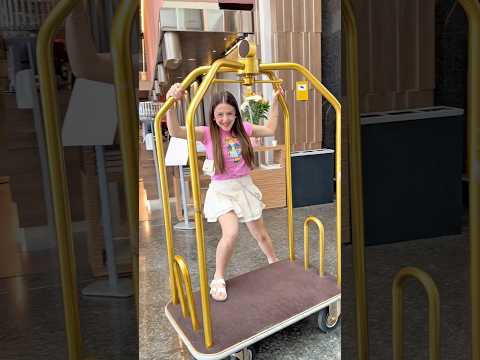 COISAS QUE TODO MUNDO FAZ QUANDO CHEGA NO HOTEL ! #shortsviral thumbnail