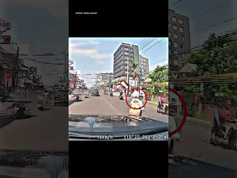 Detik Detik Seorang Wanita Belok Mendadak Tanpa Lihat Spion‼️ thumbnail