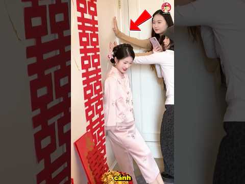 Cô dâu tinh nghịch chặn cửa chú rể thumbnail