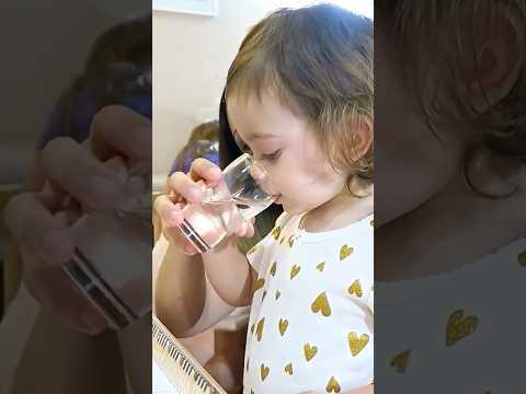 BEBÊ SERVINDO ÁGUA - FLAVIA CALINA #flaviacalina #shorts #baby #filhos thumbnail