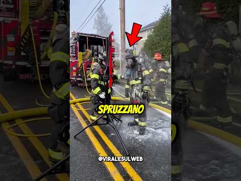 Perché i POMPIERI devono SPRUZZARSI😲🧑🏻‍🚒 #shorts thumbnail