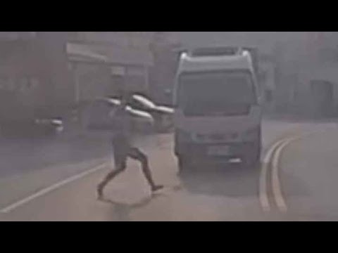 【車禍影片】現在出門小心毒駕以外，也需要小心碰瓷的（2026.06.02 高雄市仁武區八德中路 thumbnail